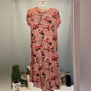 Short- sleeved dress with high neck.